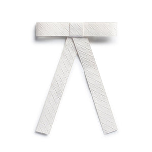 The image is of Halo Luxe Poppy Braided Woven Patent Clip in White it is a luxurious hair accessory designed to blend elegance with functionality.
Its Design & Material is Made from woven patent vegan leather, the clip features a hand-crafted bow knot tail with a self-textured finish.
