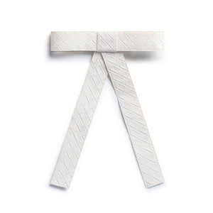 The image is of Halo Luxe Poppy Braided Woven Patent Clip in White it is a luxurious hair accessory designed to blend elegance with functionality.

Its Design & Material is Made from woven patent vegan leather, the clip features a hand-crafted bow knot tail with a self-textured finish.